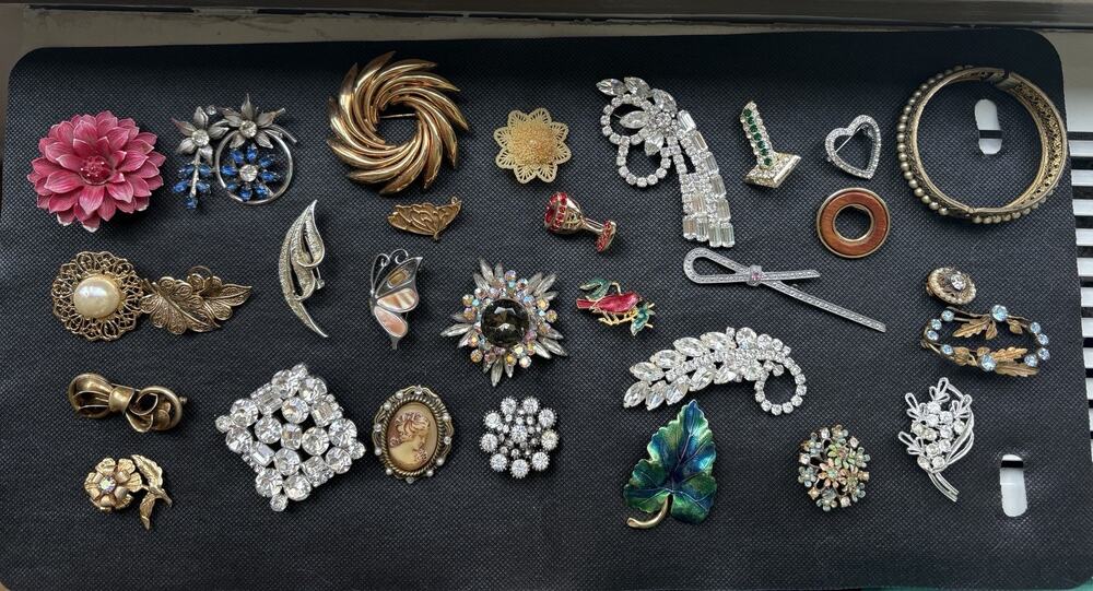 Vintage Costume Gold Tone Rhinestone Floral Retro Brooch Pin Jewelry Lot Of 28